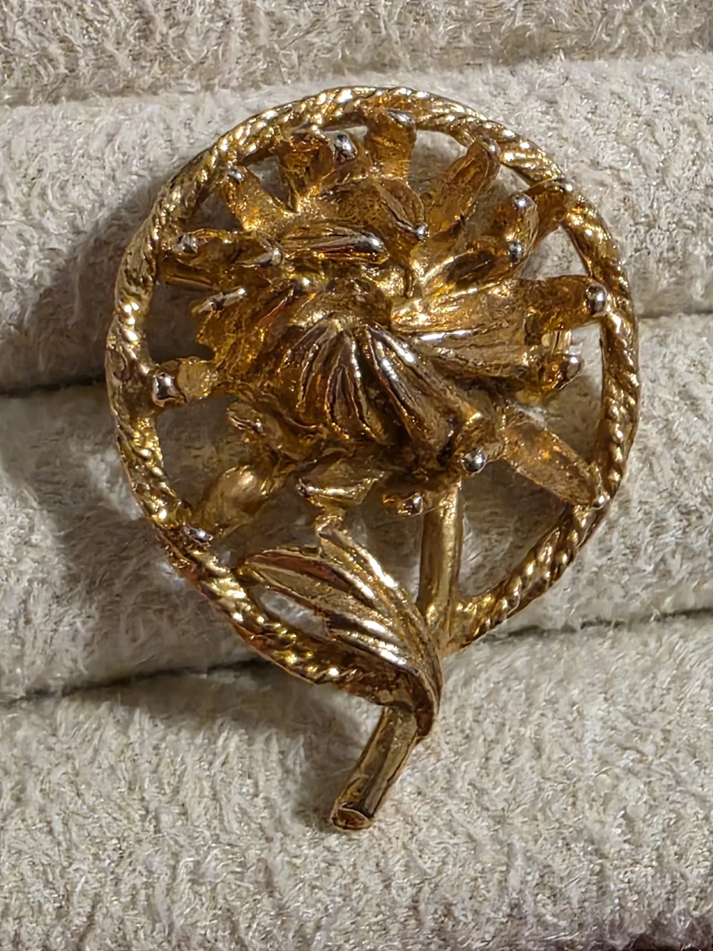 Vintage Gold Tone Circular Chrysanthemum Brooch Pin Mid Century Floral